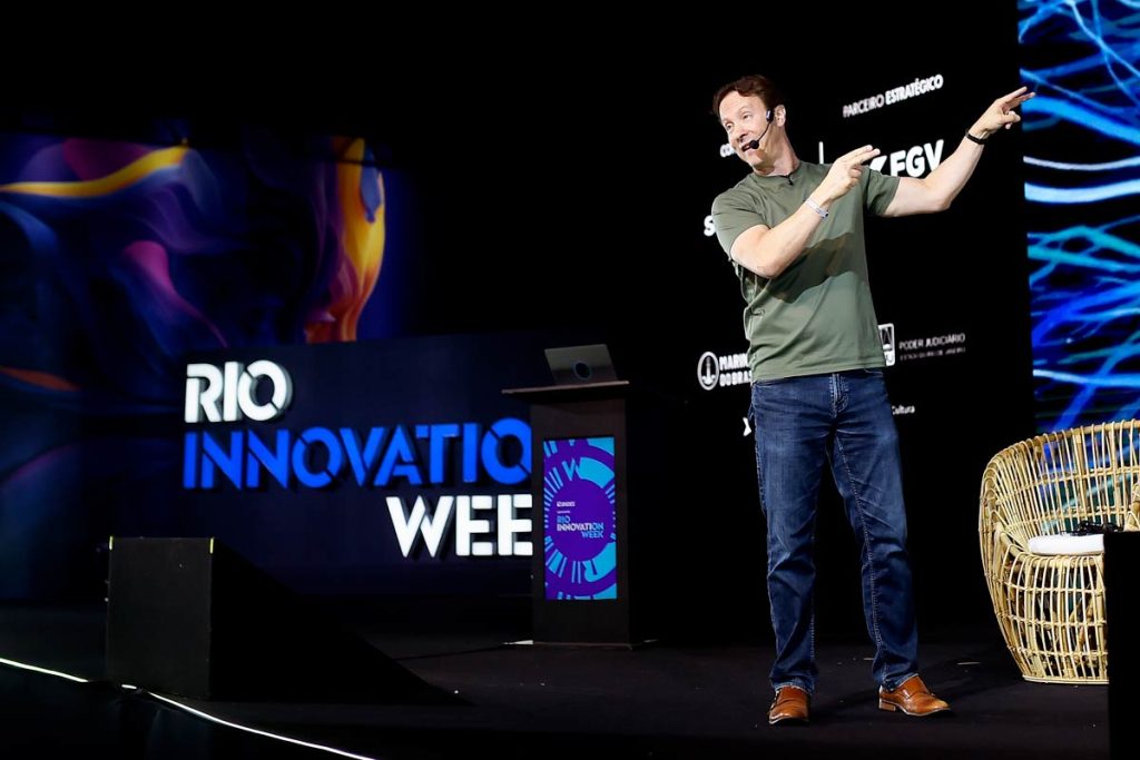 No Rio Innovation Week 2026, David Eagleman e Marcelo Gleiser revelam como o cérebro inventa a realidade e apresentam tecnologias de substituição sensorial.