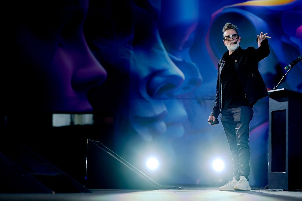 Neil Redding defende nova liderança baseada em orquestração de IA e humanos no Rio Innovation Week 2026